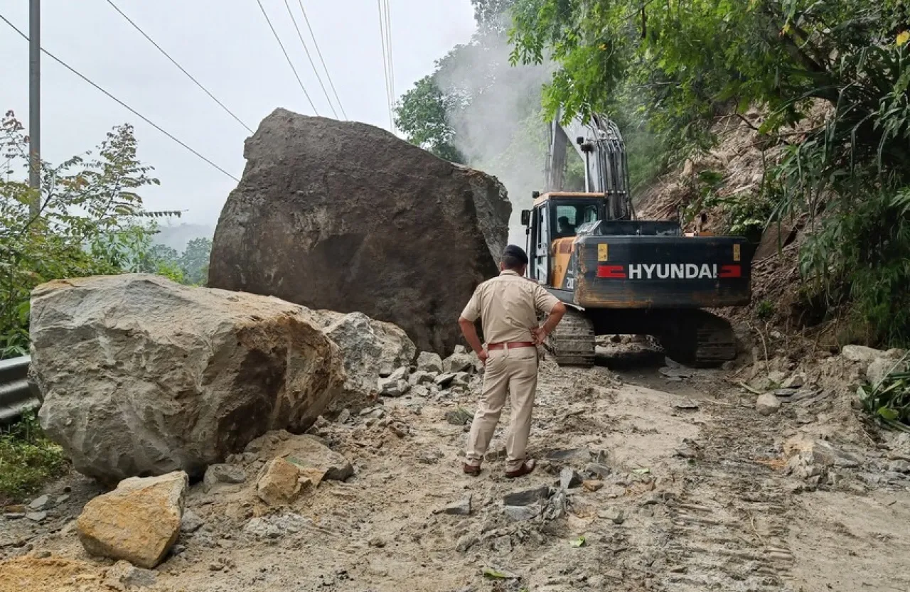 بالفيديو  انهيار أرضي يبتلع حافلة ويسفر عن مصرع 18 شخصا في الهند