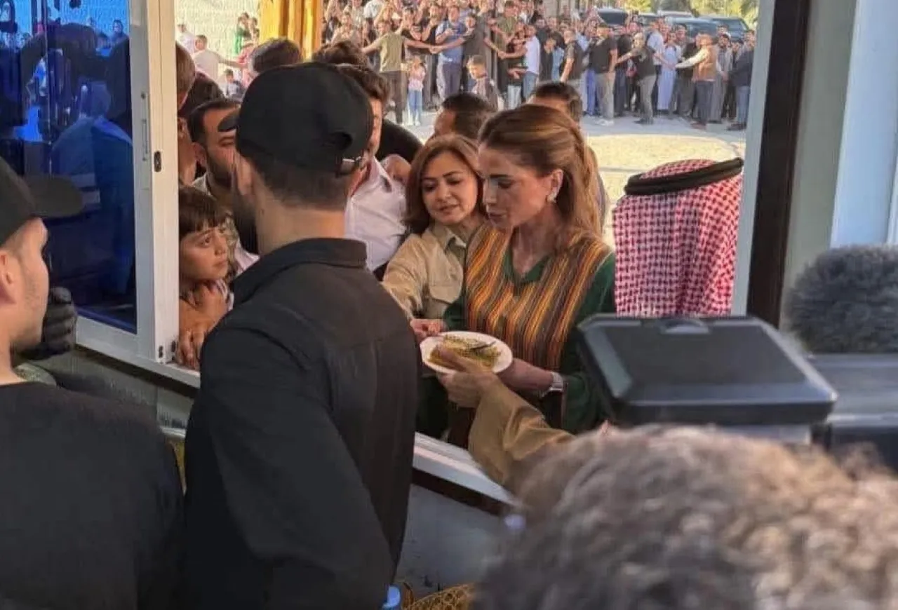 الملكة تتناول الهريسة المعانية  فيديو