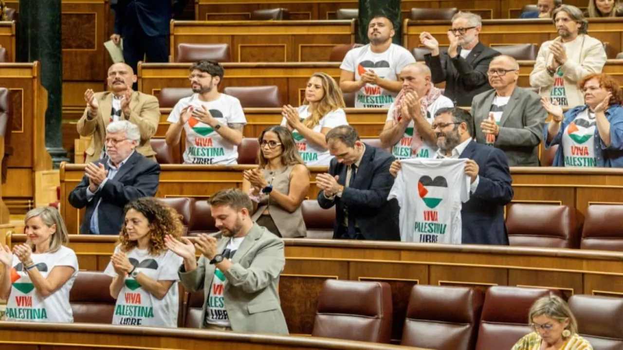 البرلمان الإسباني يُقرّ قانونا يحظر تصدير الأسلحة لإسرائيل