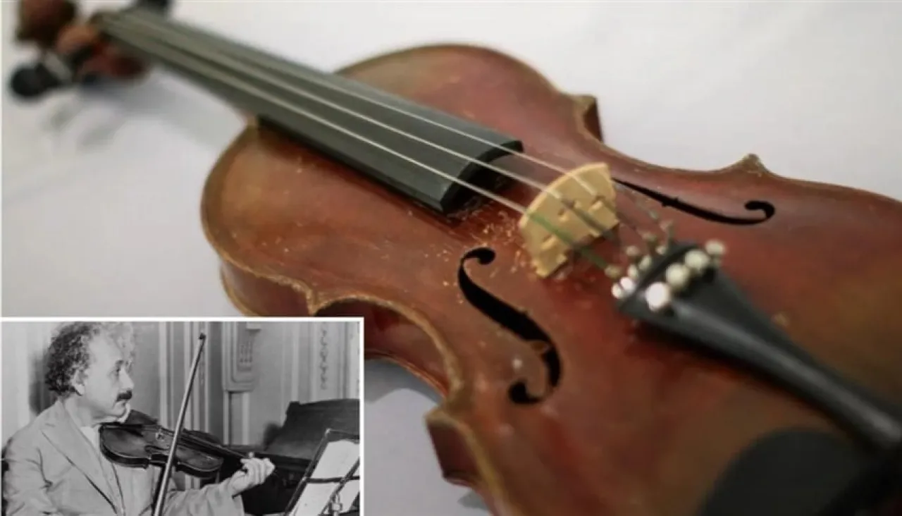 بيع أول كمان امتلكه آينشتاين بأكثر من مليون دولار