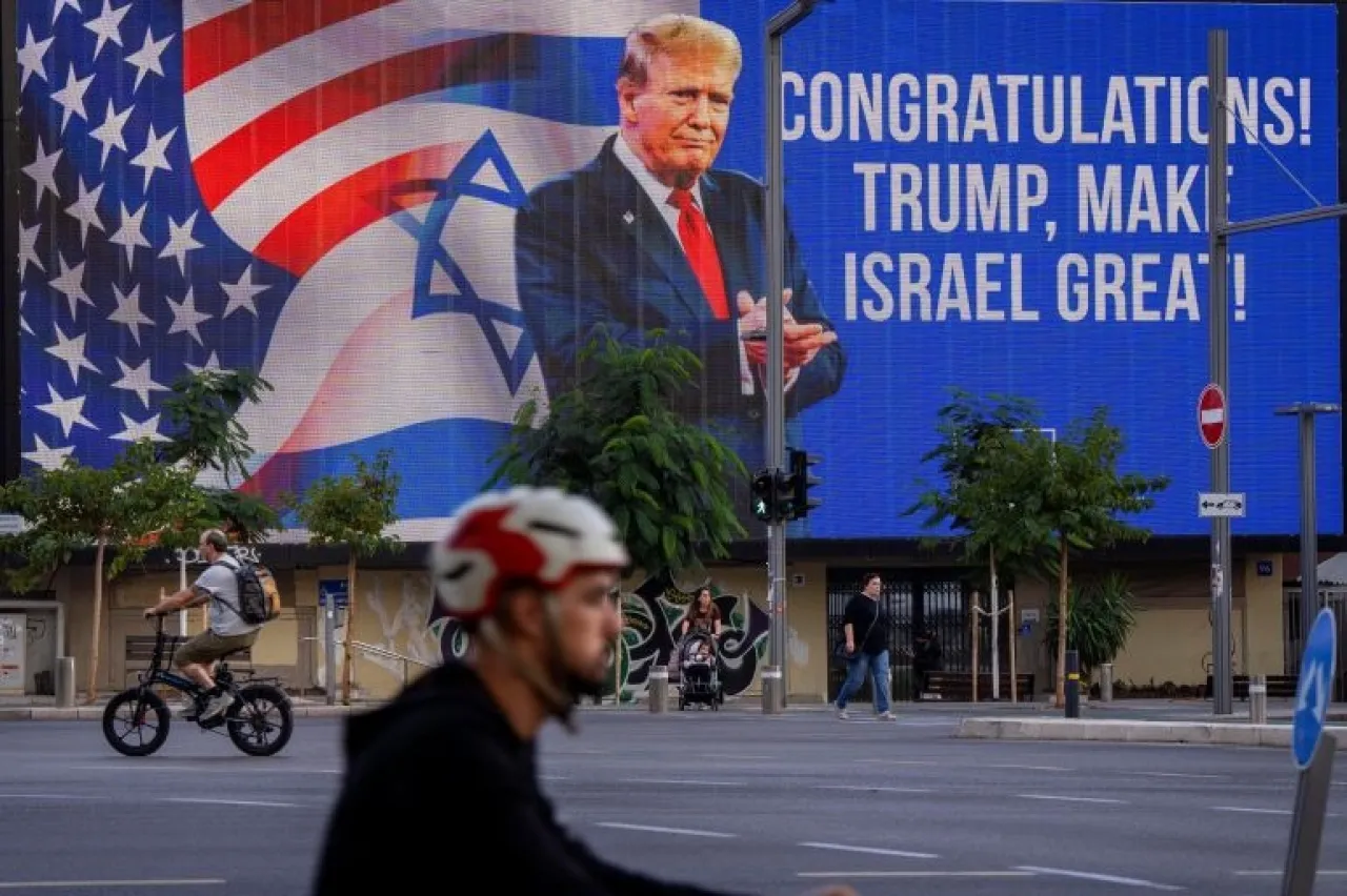 لافتة إعلانية في تل أبيب لترمب بعد فوزه في الانتخابات الرئاسية الماضية