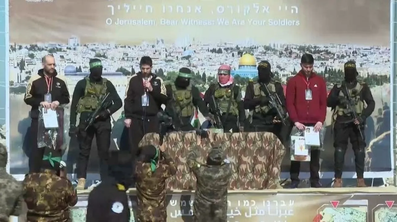 Beginning of Prisoner Exchange in Gaza The Red Cross Receives the First Batch