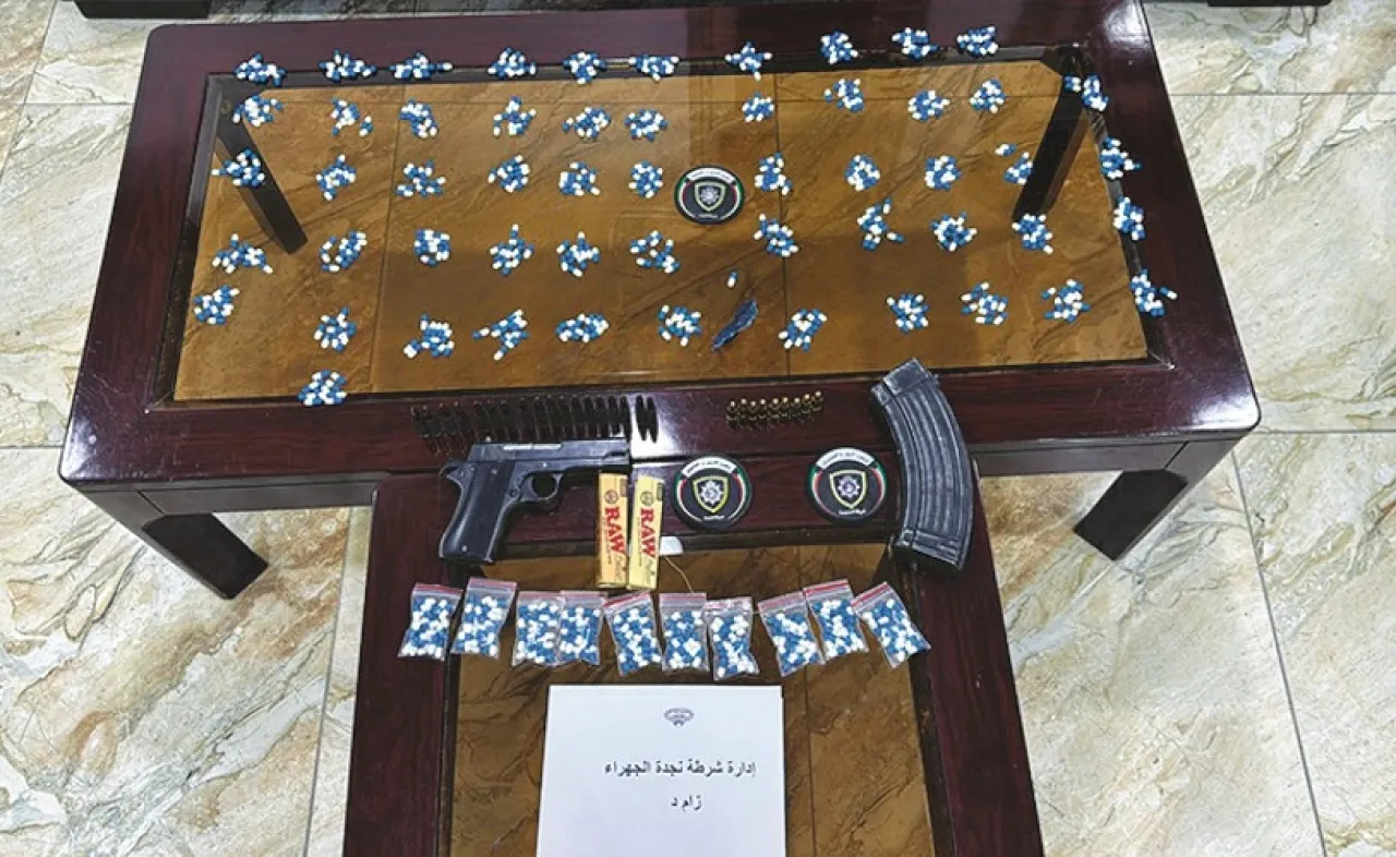 ضبط منتسب في الداخلية الكويتية بحوزته مخدرات وسلاح عقب حادث تصادم