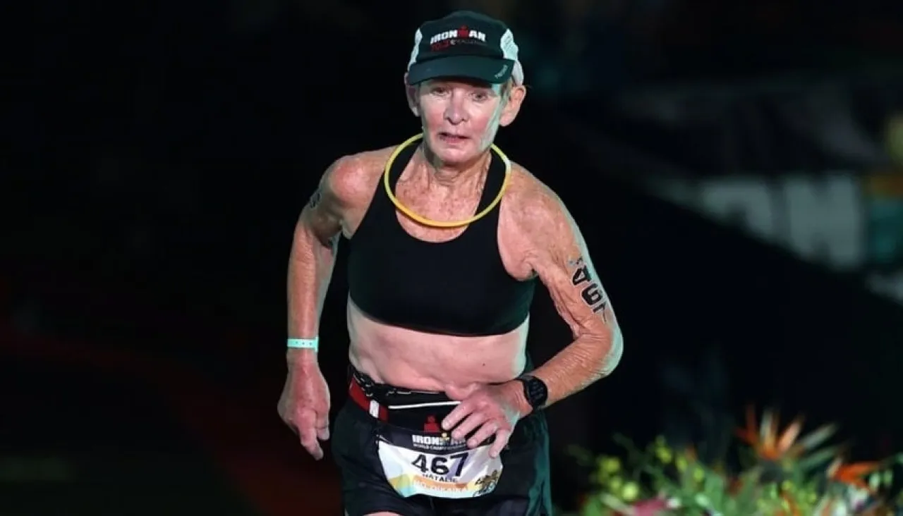 ثمانينية تصنع التاريخ كأكبر امرأة تُكمل بطولة العالم للرجل الحديدي