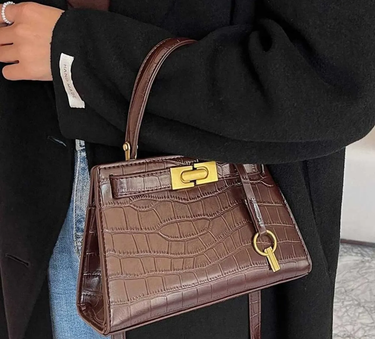 الإمارات فتاة تطالب برد 48 ألف درهم ثمن حقيبة يد 