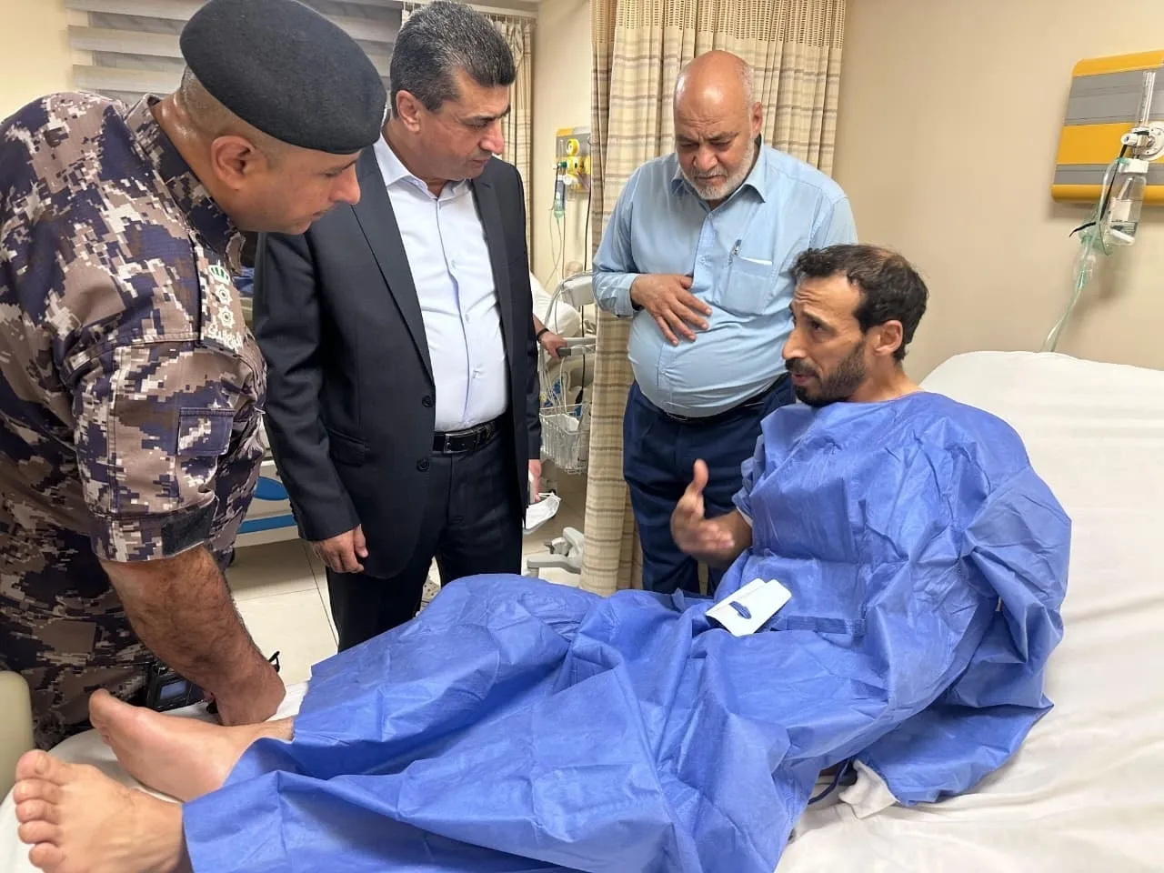 محافظ العقبة يتفقد المصابين بتسرب غاز ثاني أكسيد الكبريت