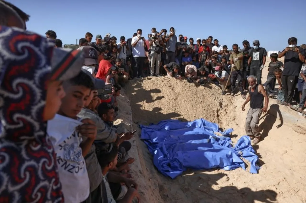 الصليب الأحمر يتسلم جثامين عشرات من الأسرى الفلسطينيين