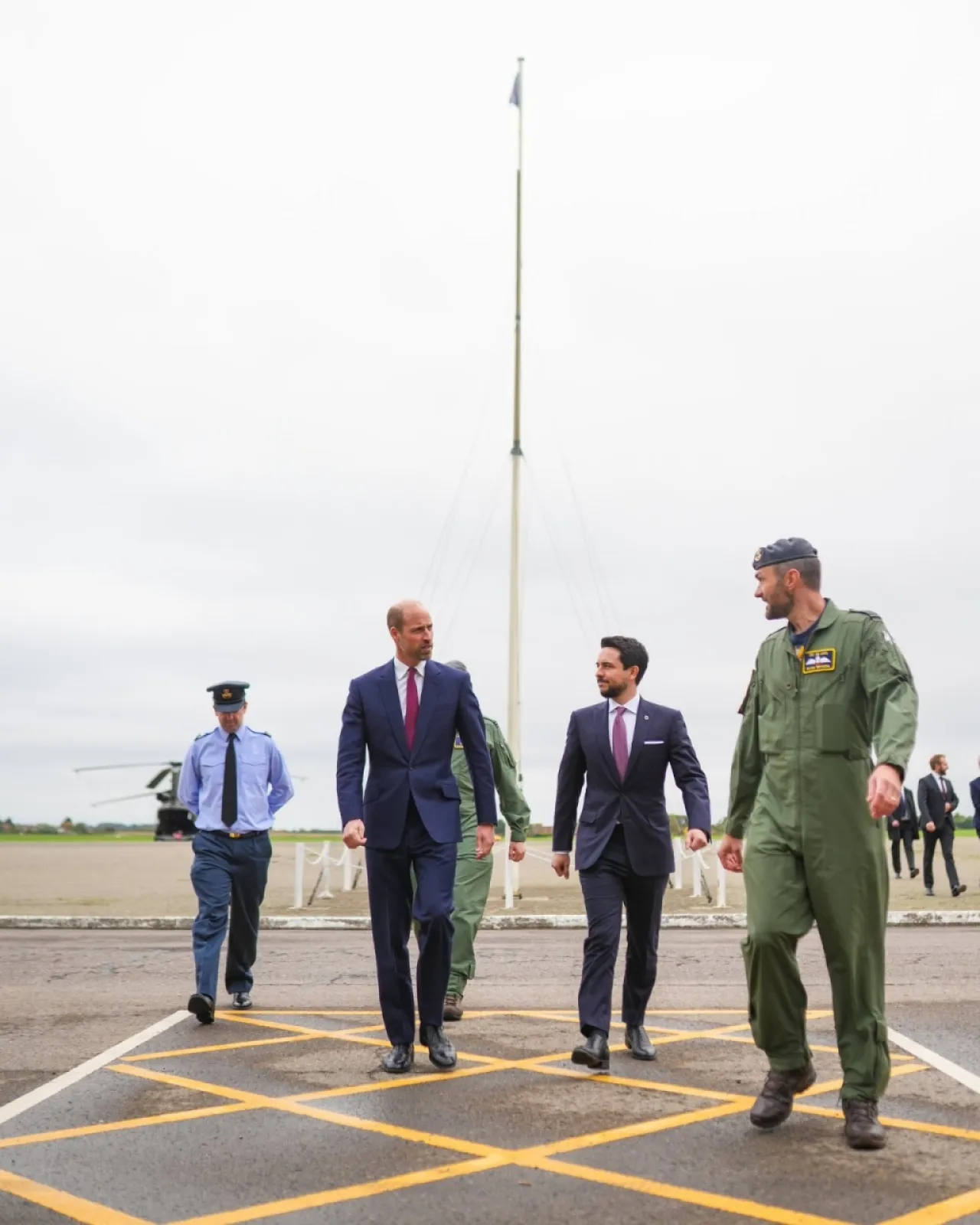 ولي العهد والأمير ويليام يزوران قاعدة بنسون الجوية الملكية في بريطانيا