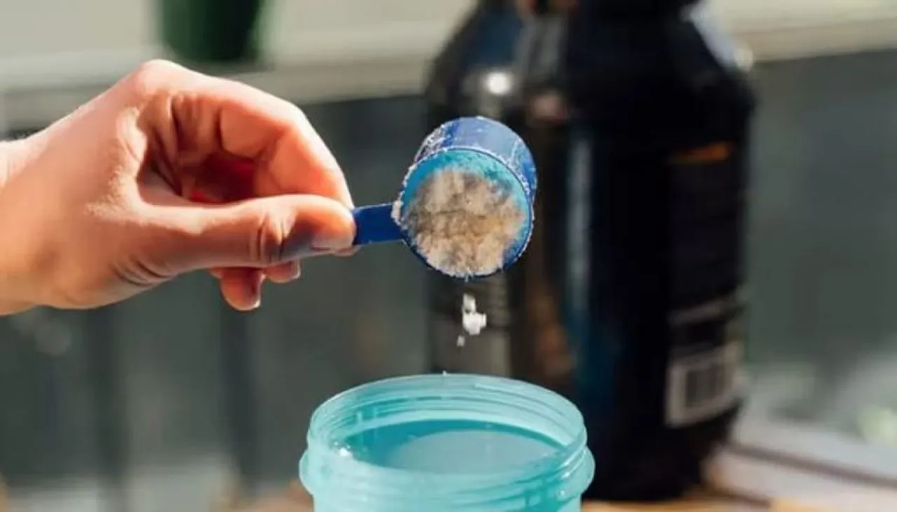 سم داخل علبة رياضية خطر صامت في مساحيق البروتين