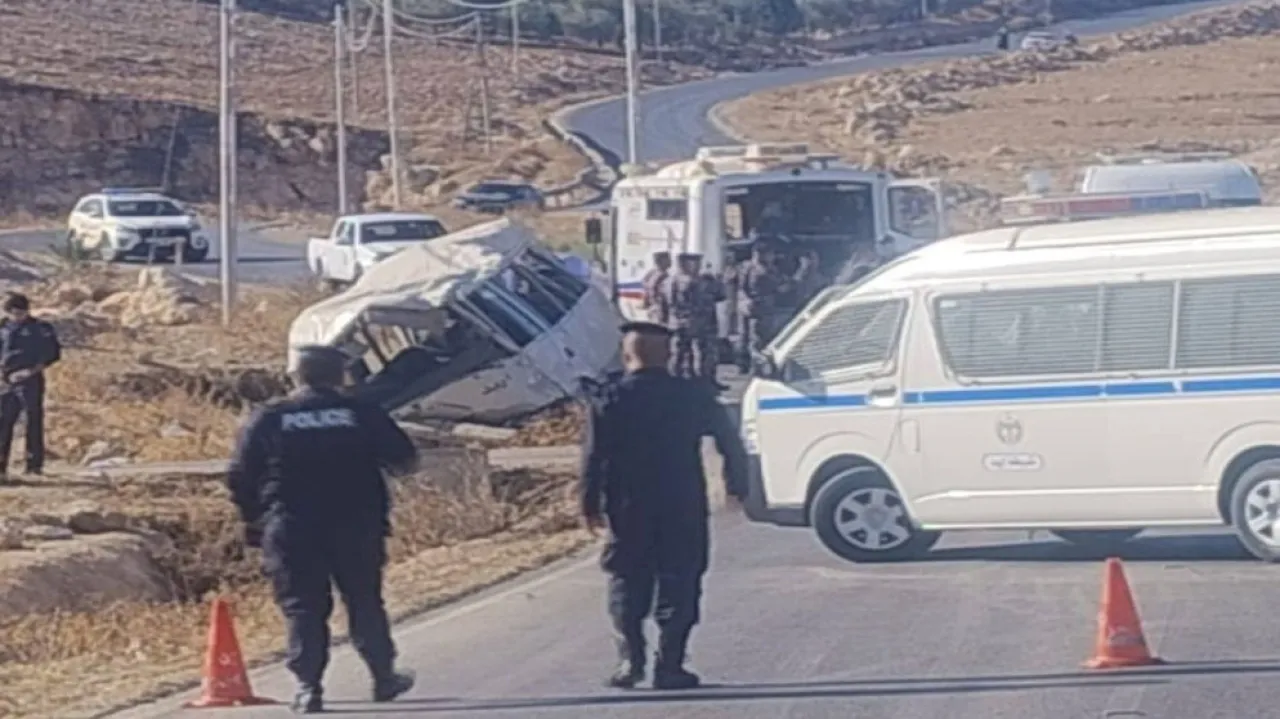 23 إصابة اثر حادث تدهور باص عمومي في محافظة اربد