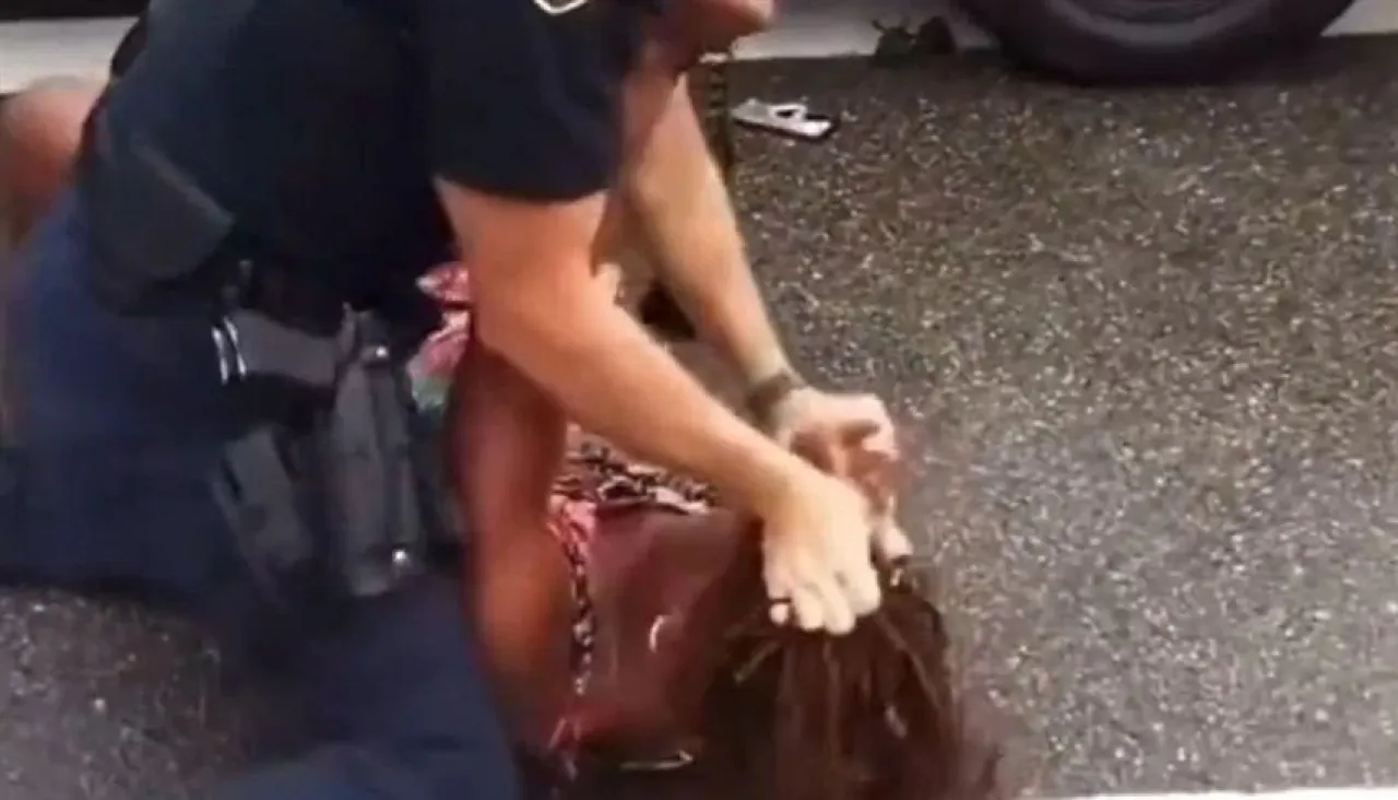 أمريكا ضابط يعتدي بوحشية على سيدة من أصول أفريقية  فيديو