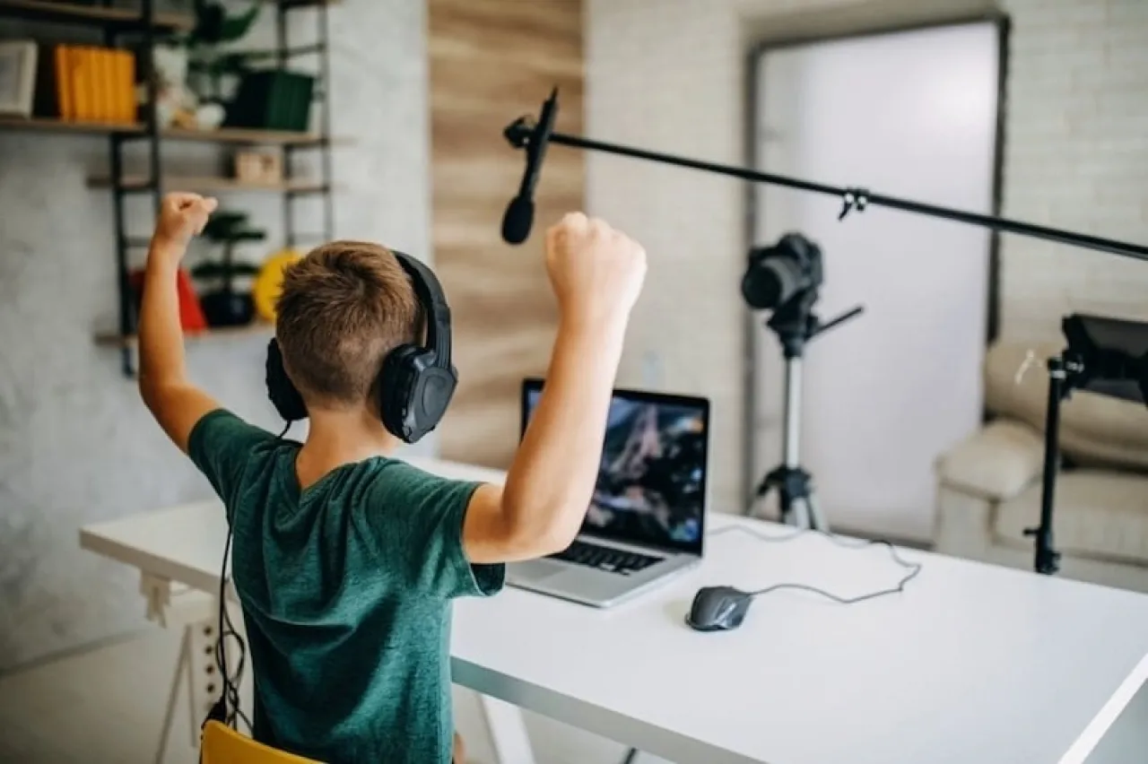 أستراليا تفرض أول حد أدنى لعمر استخدام مواقع التواصل الاجتماعي