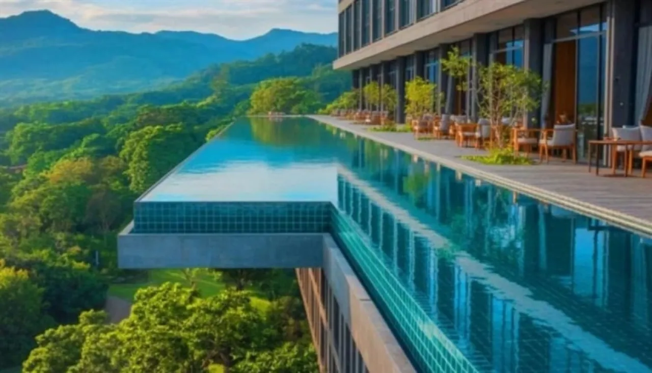فخ للسياح الأثرياء مسبح شفاف بمنتجع تايلاندي يثير الجدل حول البيئة والسلامة