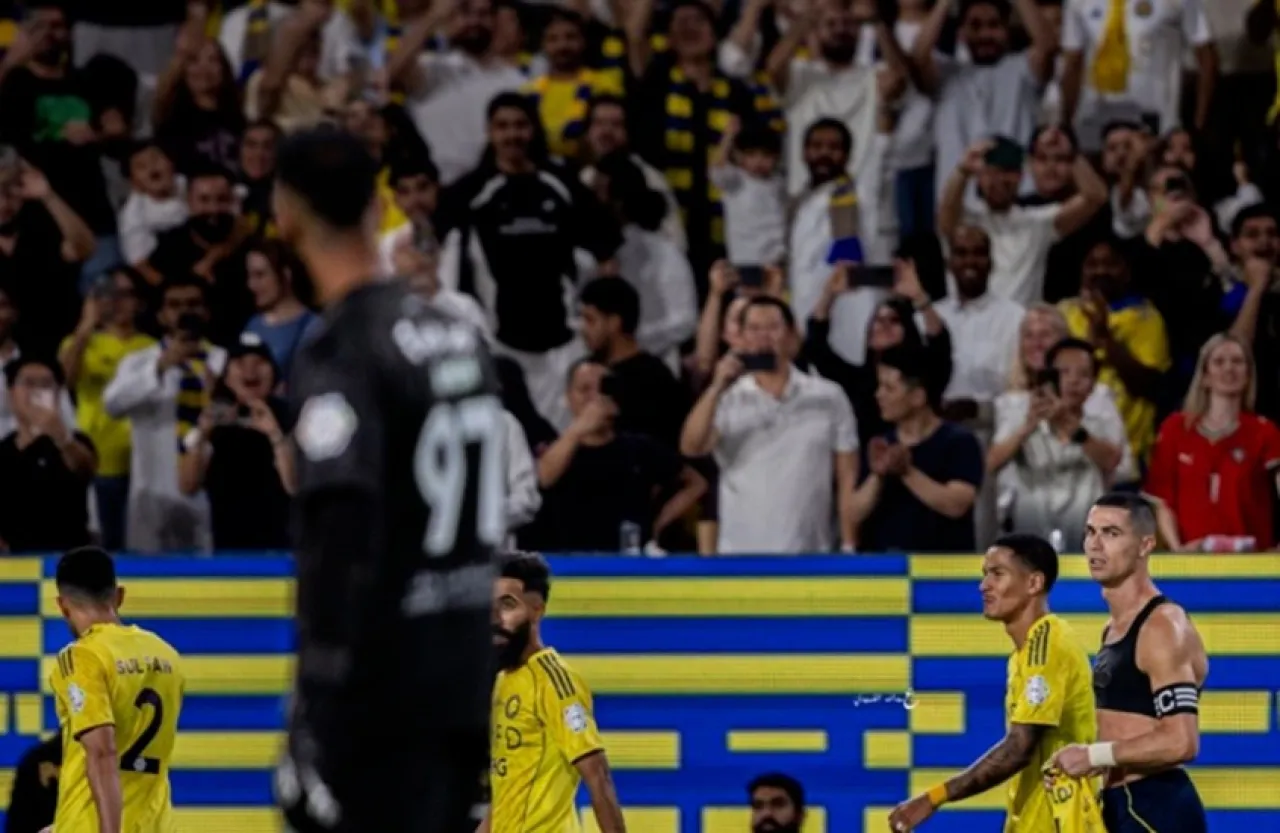 بالفيديو  ماذا فعل رونالدو مع الحارس بخاري بعد تصديه لركلة الجزاء