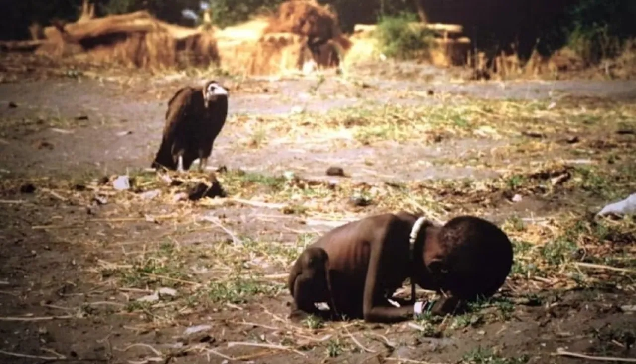 صورة الطفل والنسر لقطة أبكت الملايين وأنهت حياة مصوّرها