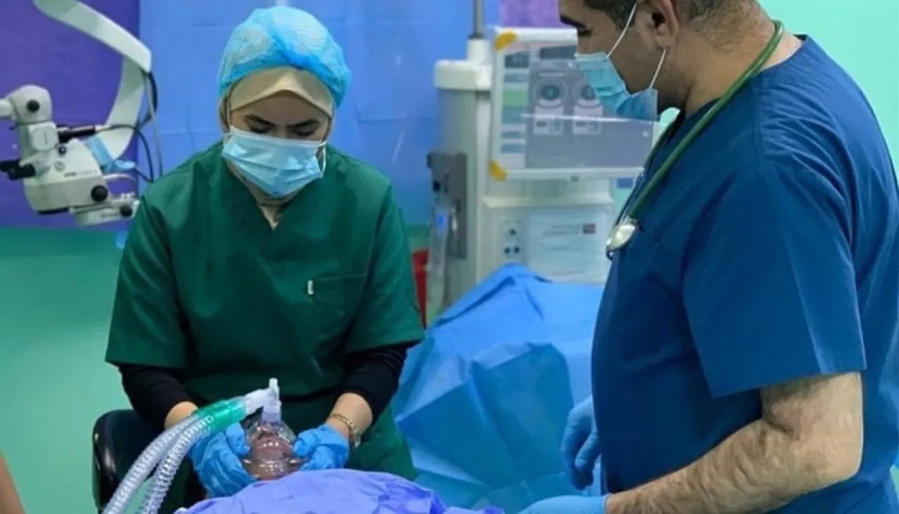 بعد انفجار بطارية سيارة في وجهه أطباء عراقيون ينقذون شاباً من العمى