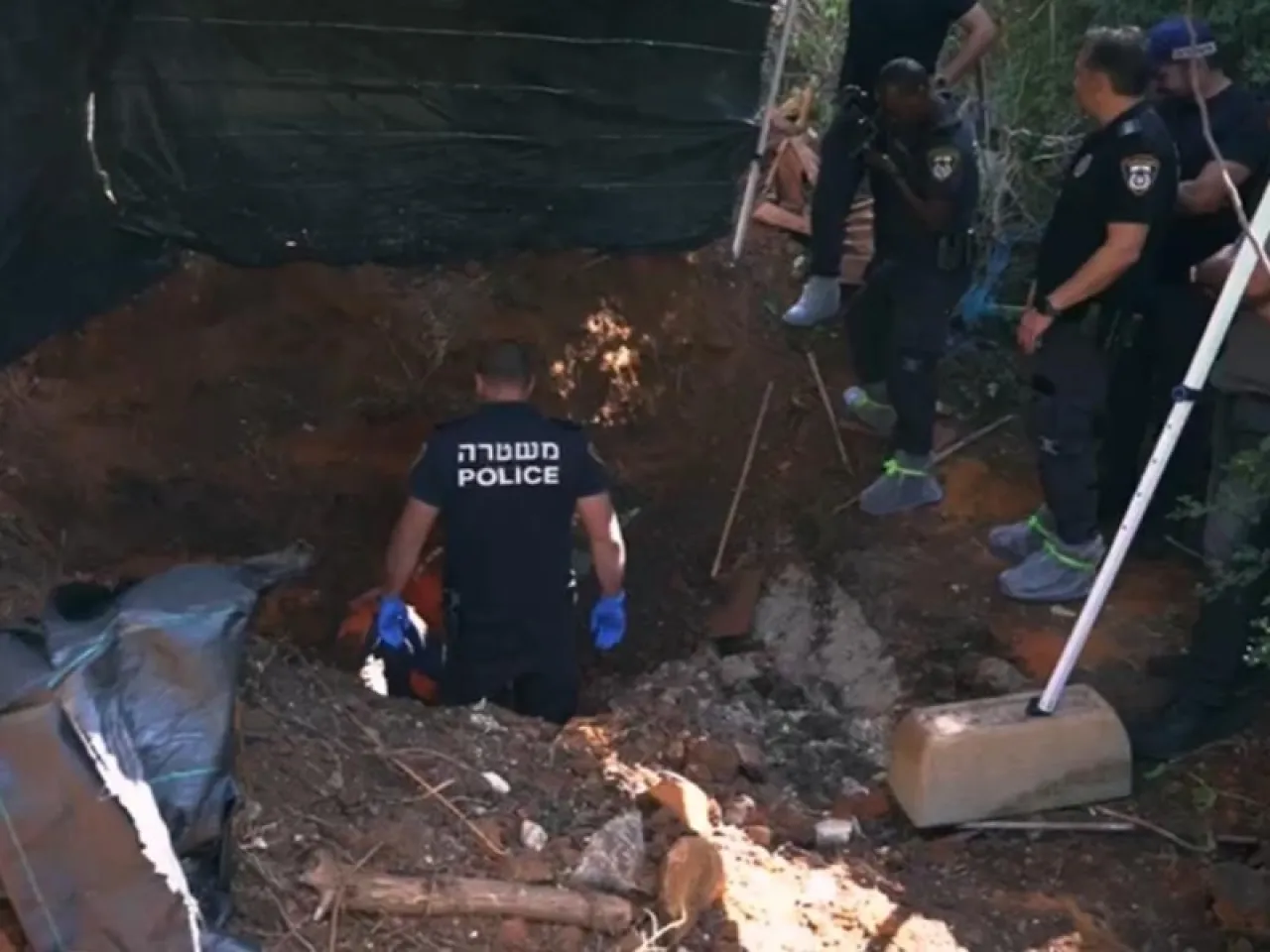 الشرطة تنتشل الجثة