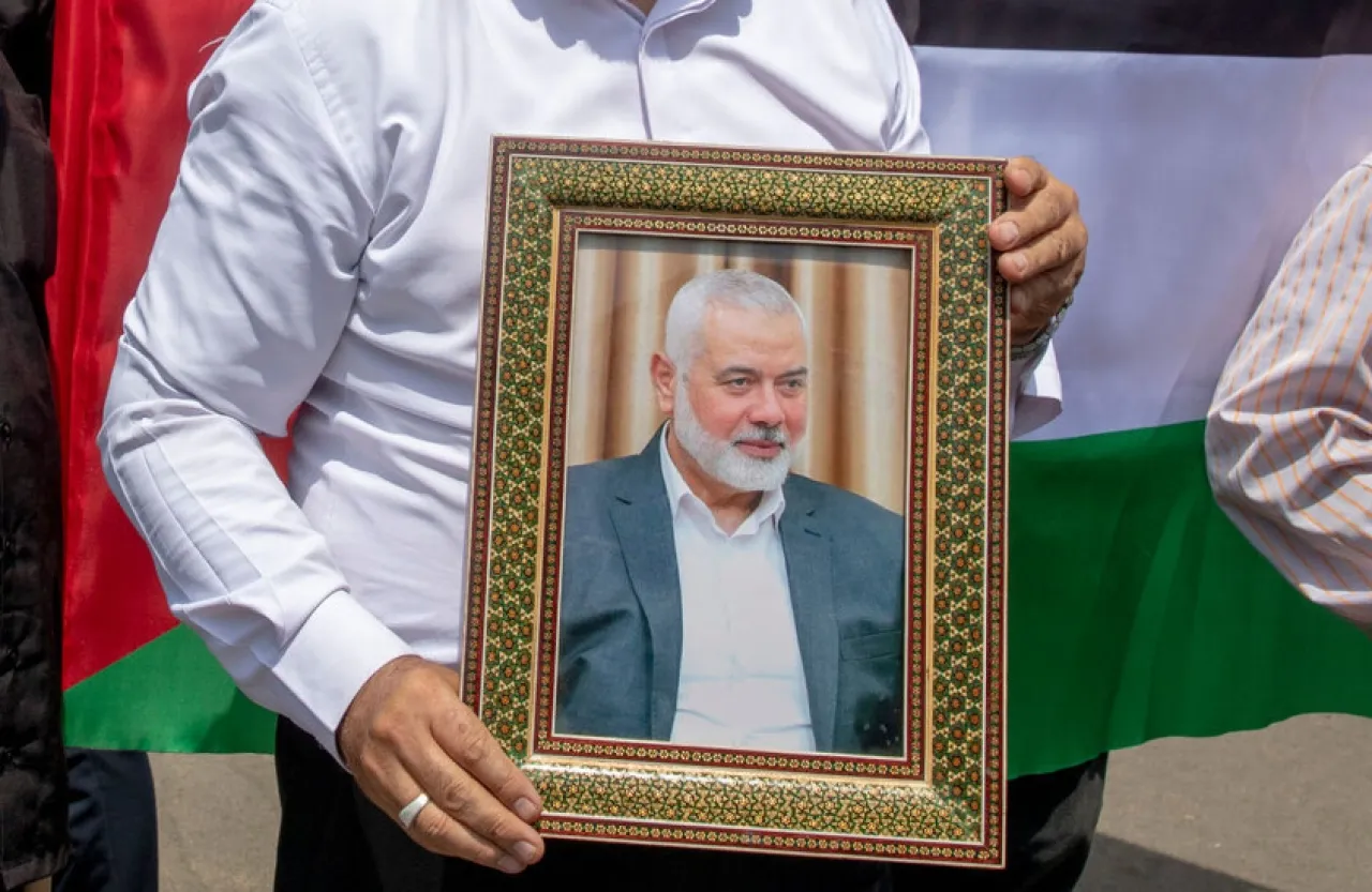 الاحتلال يسمح بمغادرة عائلة الشهيد إسماعيل هنية من غزة