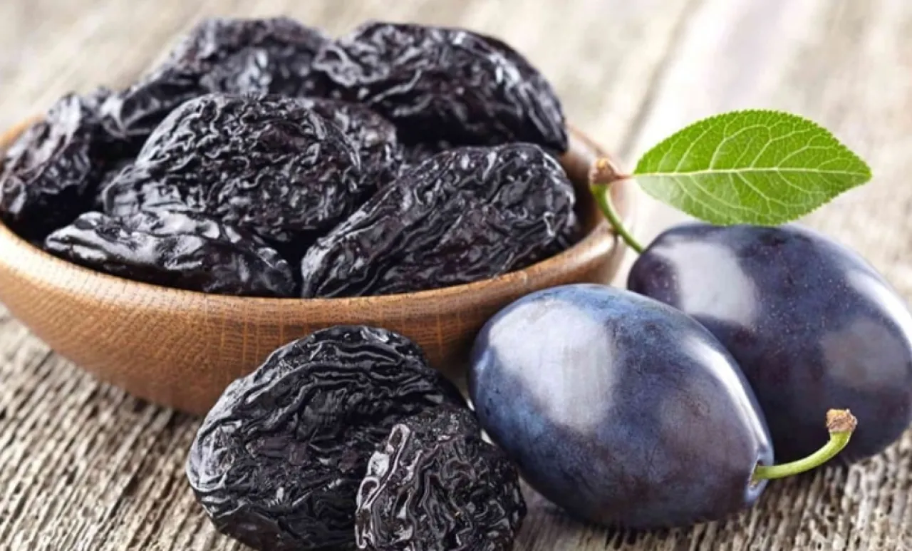 القليل من القراصيا يومياً يحمي العظام من الهشاشة