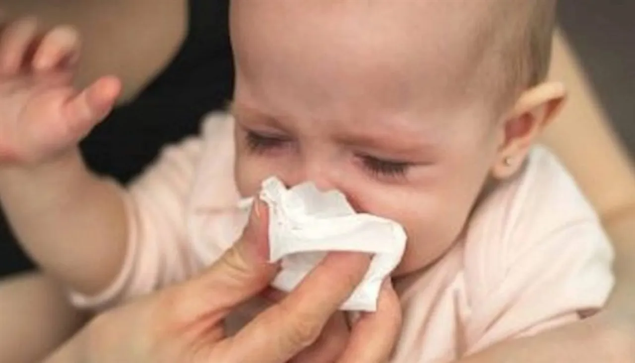 دليل الوالدين لأعراض الزكام والإنفلونزا وكوفيد والفيروس المخلوي