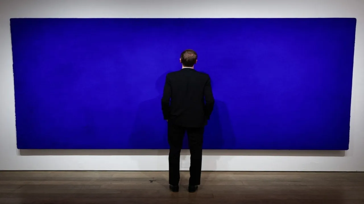 بيع لوحة زرقاء أحادية اللون للفرنسي ايف كلاين بـ21 مليون دولار في مزاد