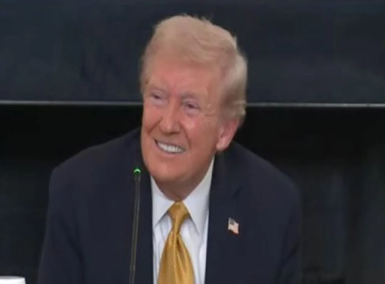 شعرك أحمر جميل ترامب يغازل مراسلة في البيت الأبيض