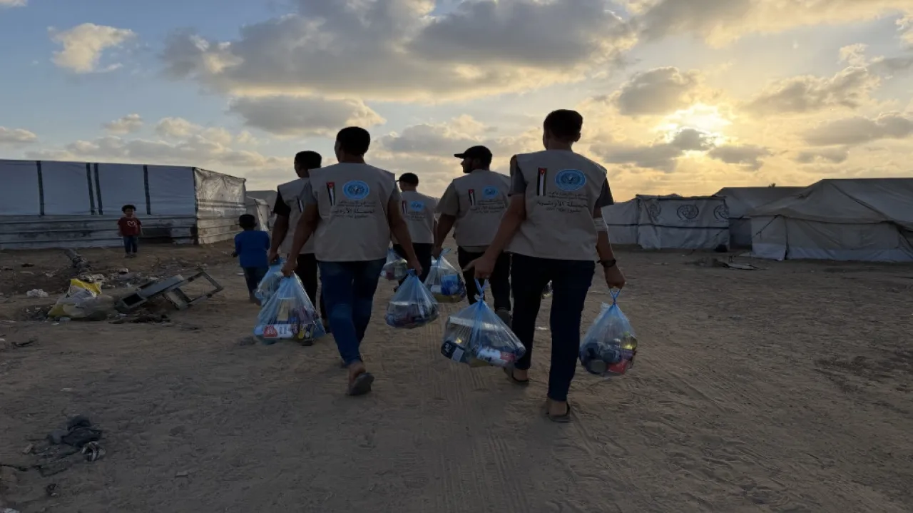 الحملة الأردنية توزع 850 طردًا غذائيًا في أكبر مخيم للنازحين بدير البلح