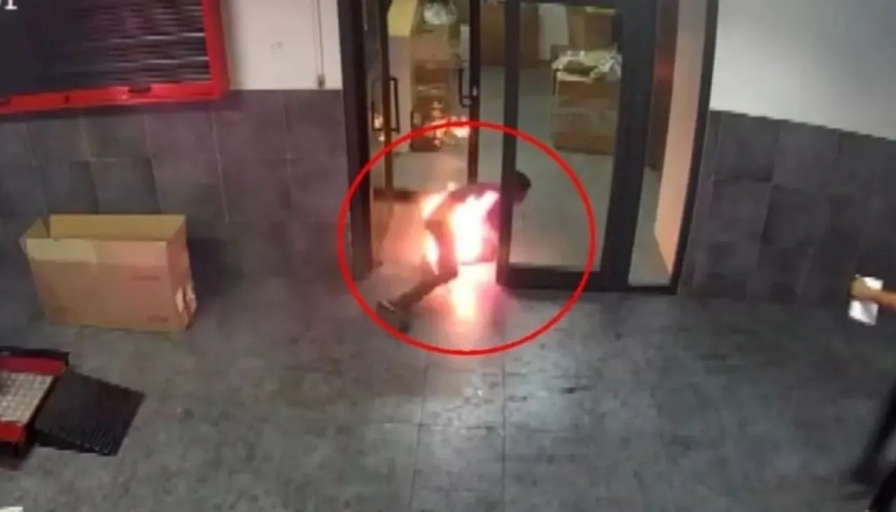 فيديو كاميرا مراقبة توثق لحظة إشعال مراهق النار في زميله