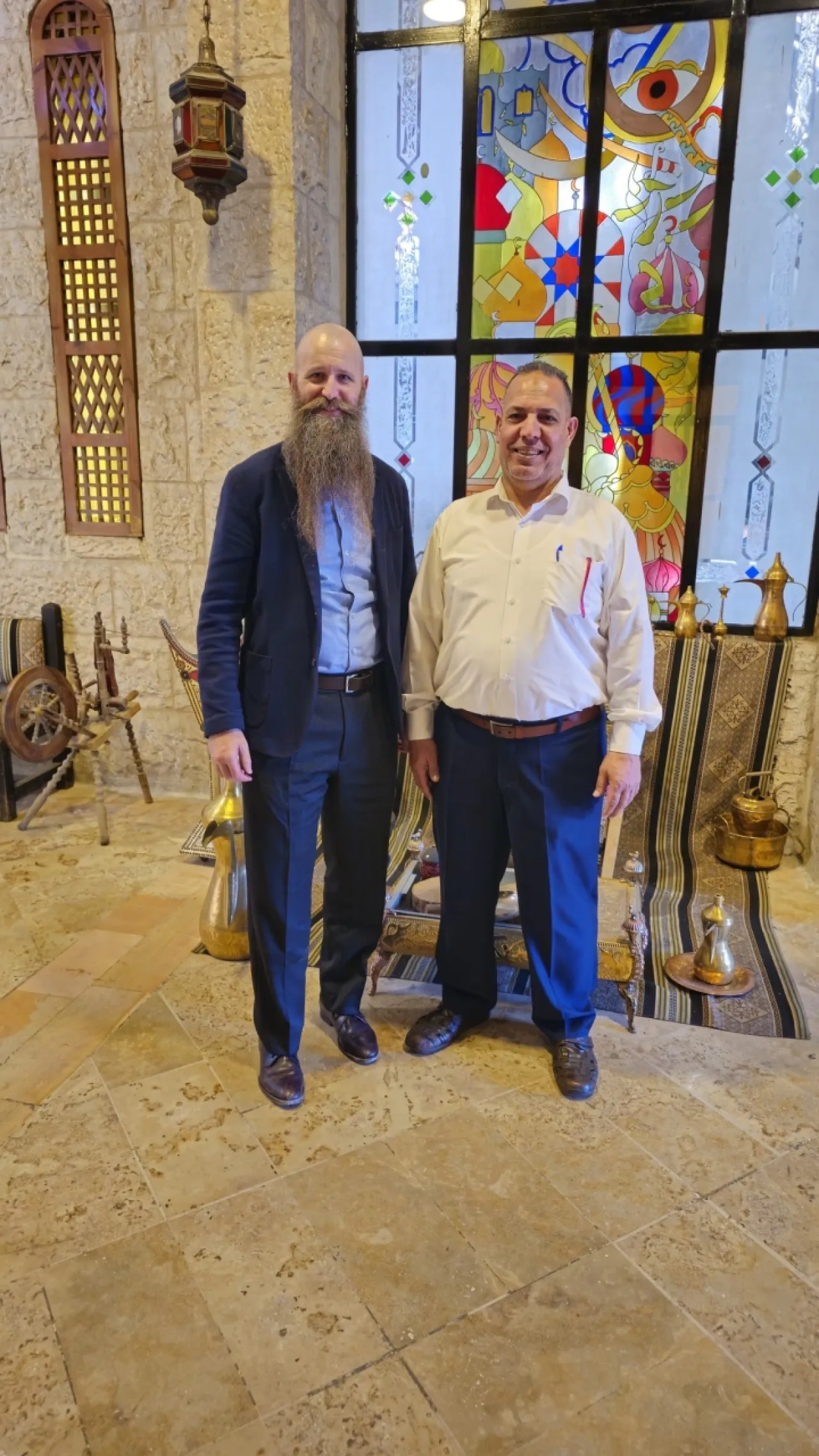 السفير الاميركي الجديد يبدا مهامه بتناول المشاوي الأردنية