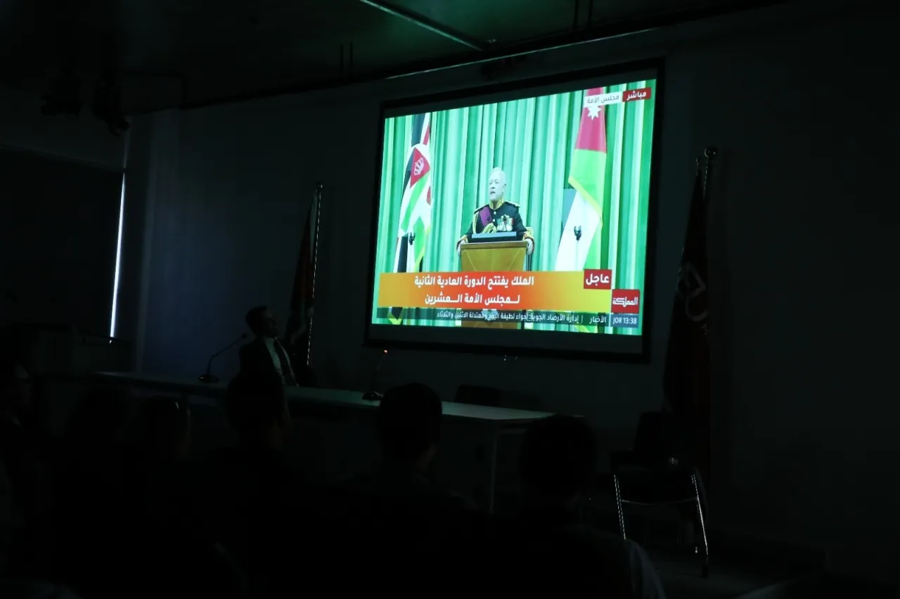 Middle East University broadcasts the Royal Throne Speech and discusses its national and political implications among its studen