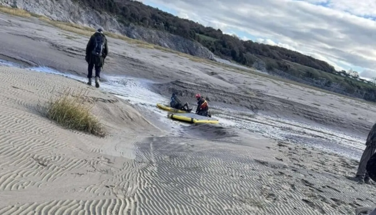 لم يتبق سوى رأسه وذراعه عملية إنقاذ مثيرة لبريطاني ابتلعته الرمال المتحركة