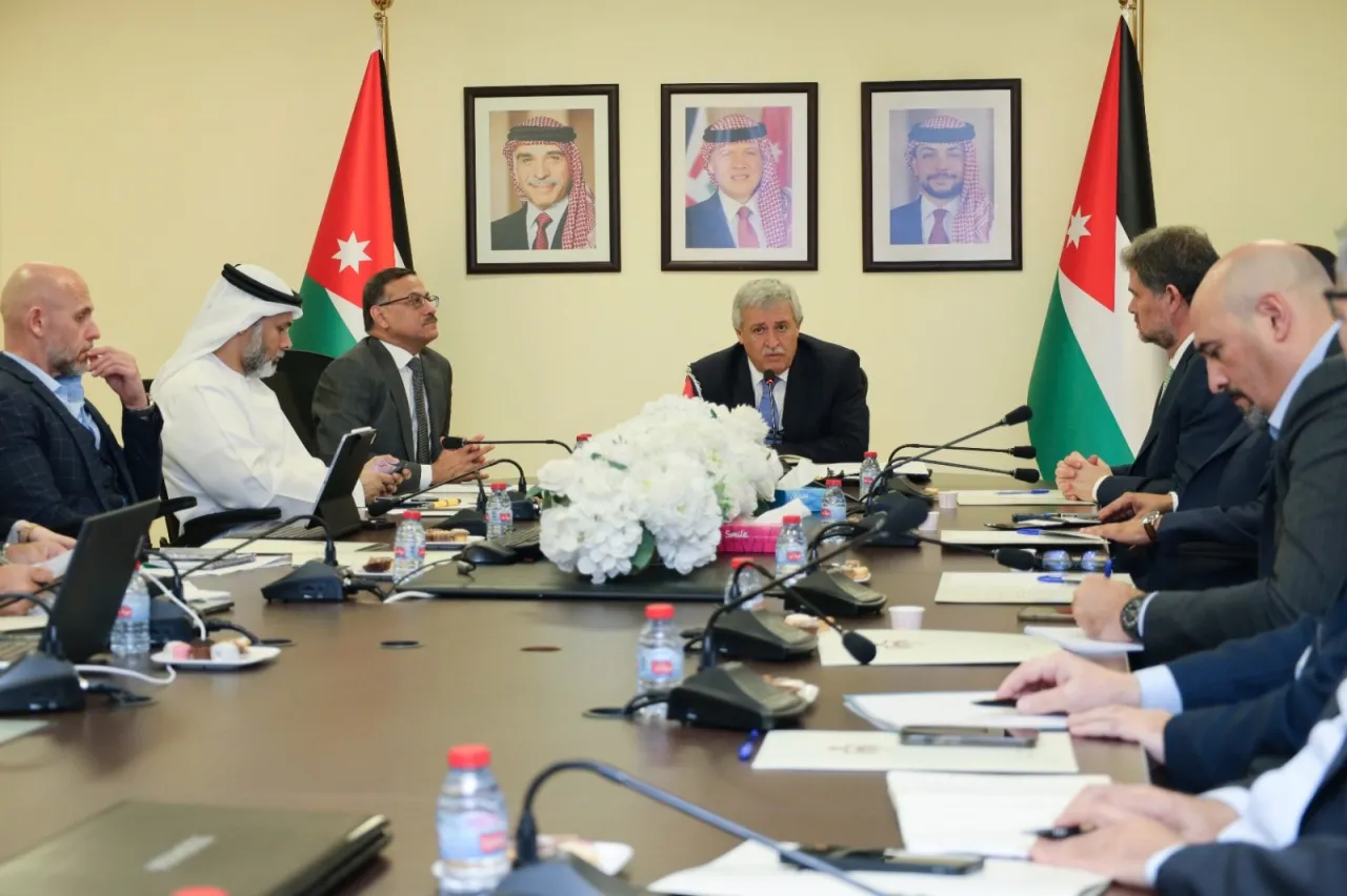 قطار عمانالزرقاء يقترب من التنفيذ   وزارة النقل تبحث اخر مستجداته