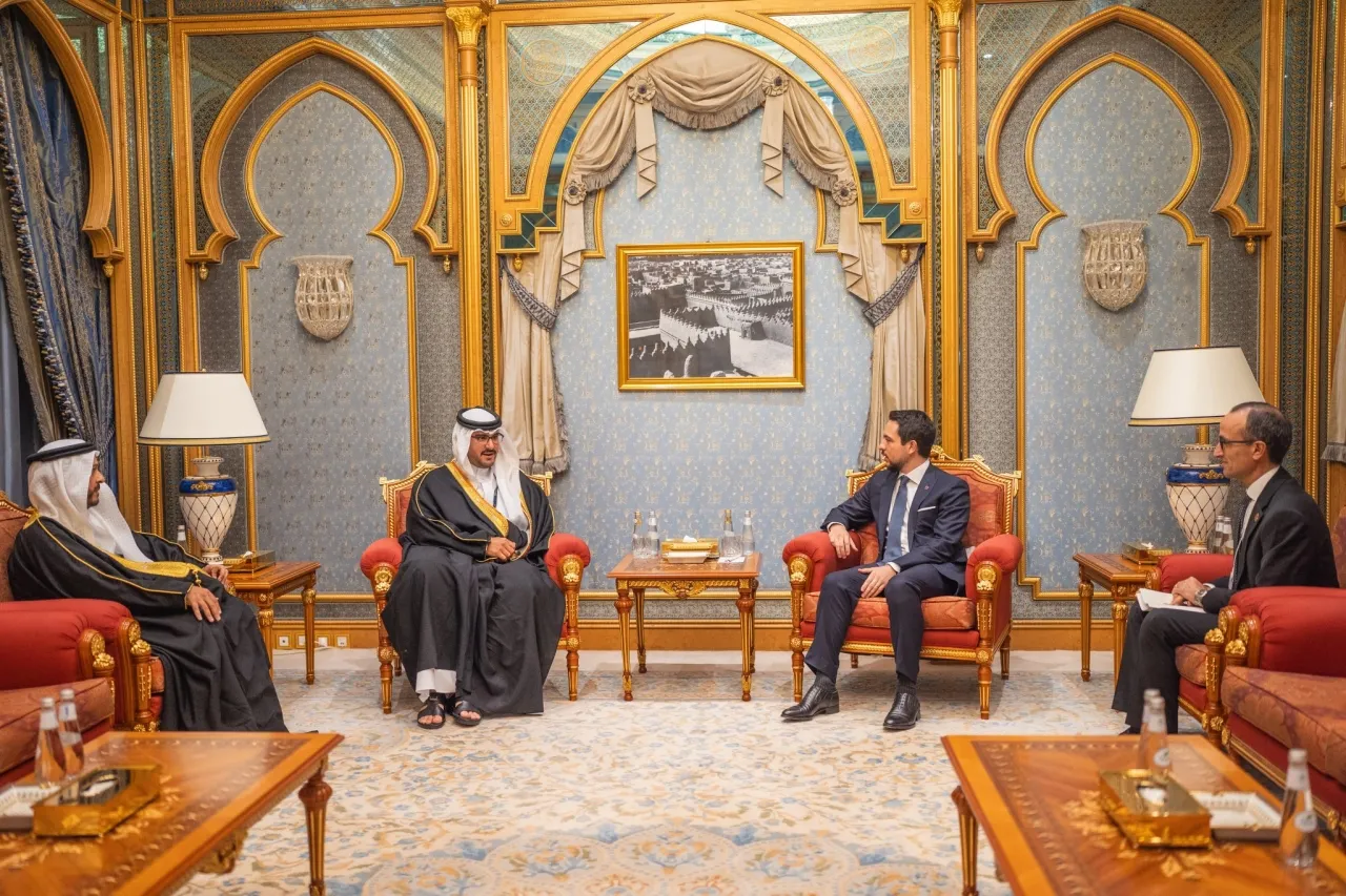 ولي العهد يلتقي رئيس الوفد البحريني المشارك بمؤتمر مبادرة مستقبل الاستثمار في الرياض