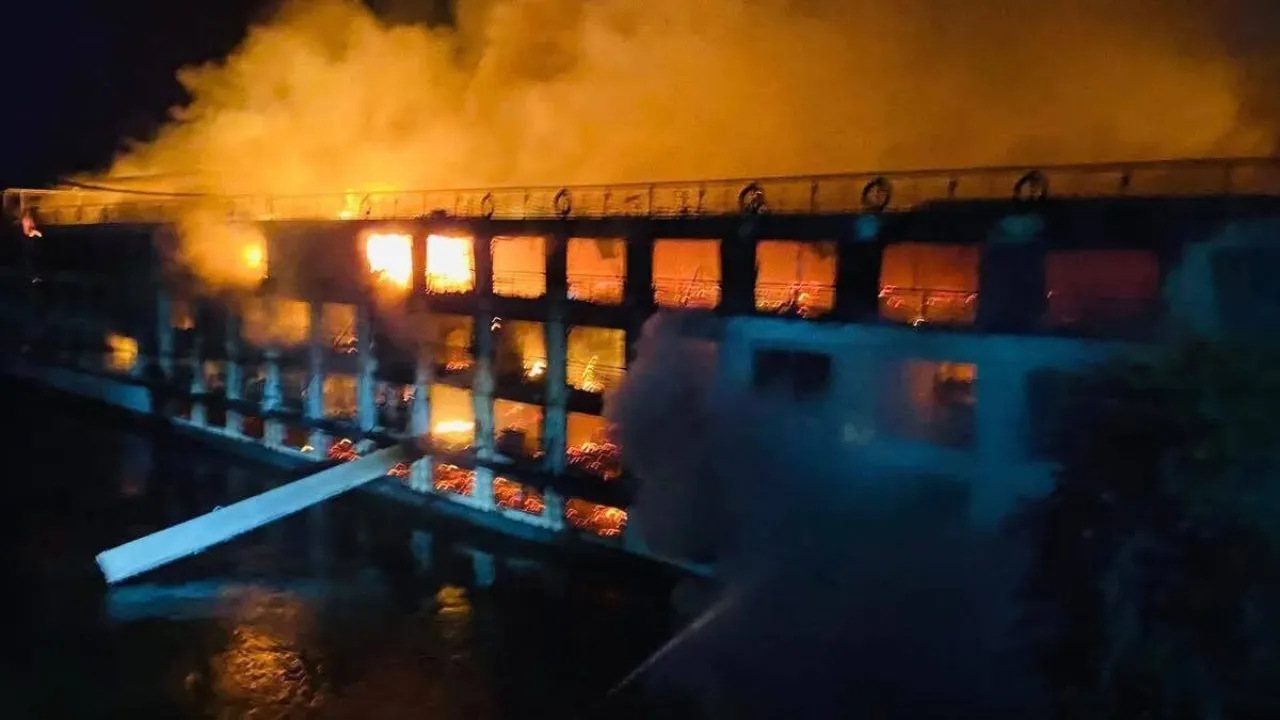 Egypt A massive fire engulfs a Nile vessel carrying 220 tourists  Video