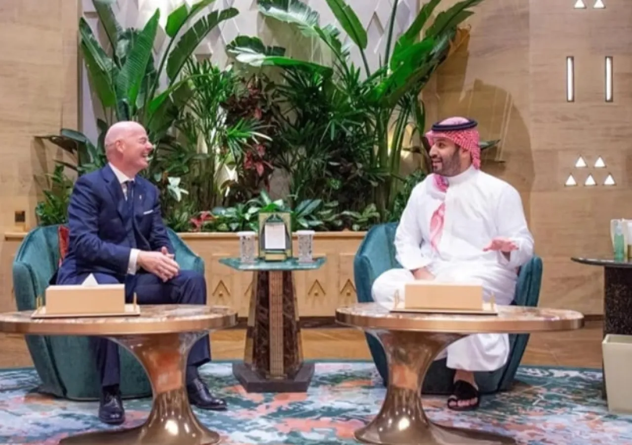 محمد بن سلمان يبحث التعاون الرياضي مع رئيس فيفا