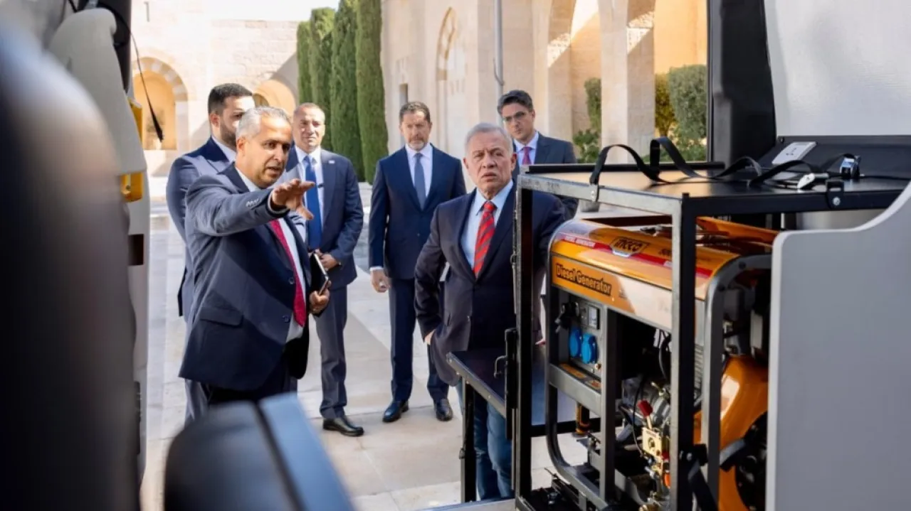 الملك يطلع على عمل وحدات دعم مبتوري الأطراف المتنقلة في غزة