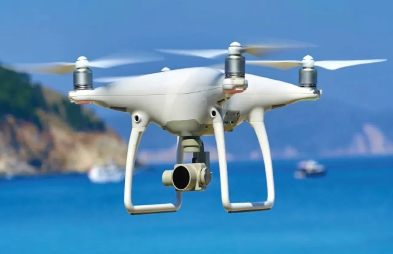 شبان وشابات يشاركون في اول سباق للطائرات المسيرة في الأردن