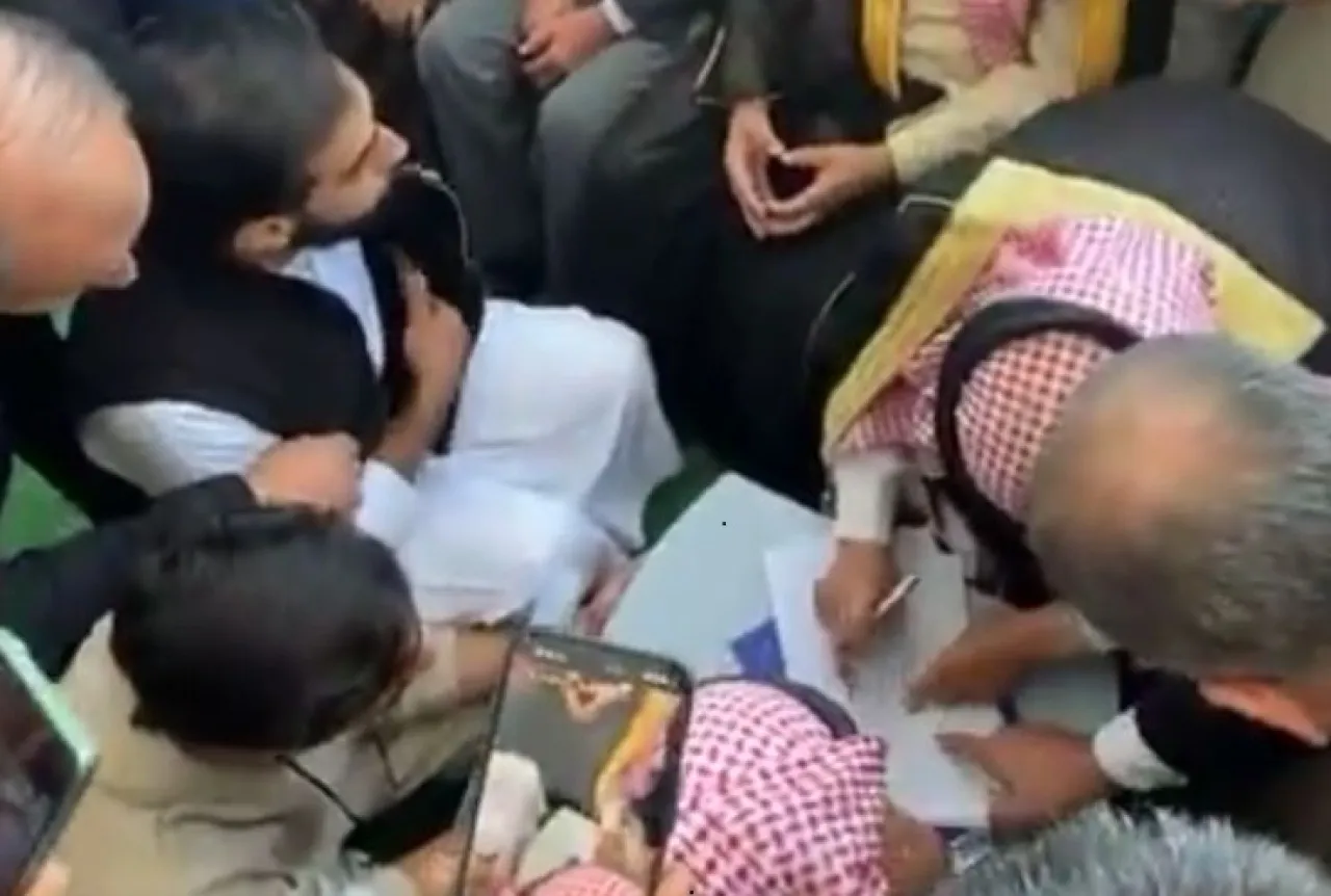 جانب من التوقيع على الصك