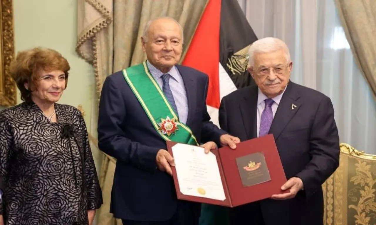 عباس يقلد أبوالغيط الوشاح الأكبر من وسام فلسطين