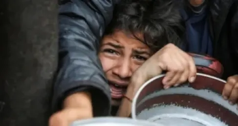 استشهاد عائة فلسطينية بقصف تكية طعام بغزة