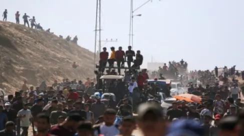 فلسطينيون يسلكون طريق الرشيد باتجاه مدينة غزة