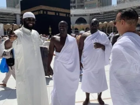 شوهد آكون مؤخرًا أثناء أداء مناسك العمرة