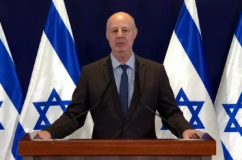 هنغبي من المقربين من نتنياهو وتولى منصبه الحالي منذ مطلع عام 2023