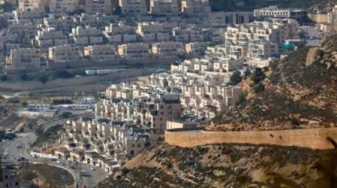 مستوطنة جفعات زئيف الإسرائيلية، بالقرب من مدينة رام الله الفلسطينية في الضفة الغربية المحتلة، في 11 مارس/آذار 2025. AFP - AHMAD GHARABLI