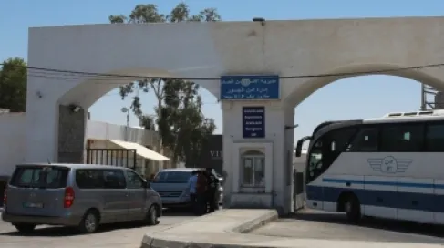 مركبات عند جسر الملك حسين الذي يربط بين الأردن وفلسطين