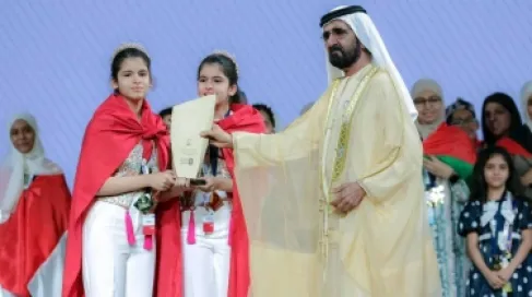 الشيخ محمد بن راشد آل مكتوم يقدم درع تحدي القراءة العربي للتؤام