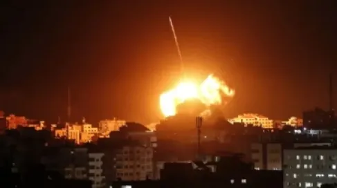 غارة عنيفة شنها جيش الاحتلال الإسرائيلي على قطاع غزة - ارشيفية