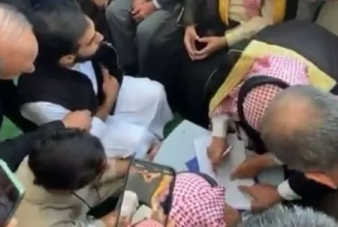 جانب من التوقيع على الصك