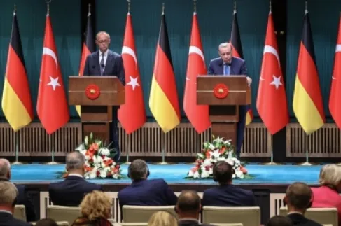 أردوغان (يمين) خلال مؤتمر صحفي مشترك مع ميرتس في أنقرة