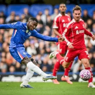 Chelsea defeats Liverpool with a knockout blow and Arsenal takes sole lead in the English League